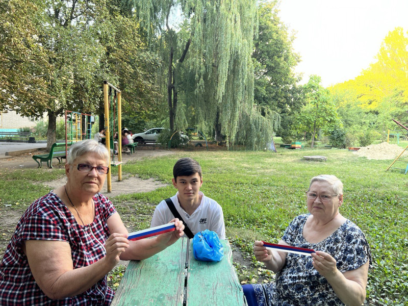 Триколор из рук в руки!.