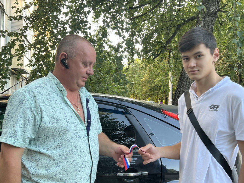 Триколор из рук в руки!.